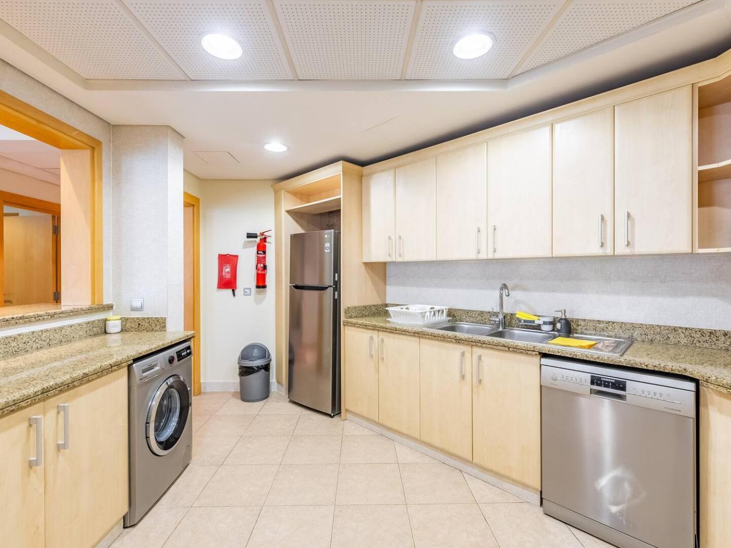 Palm Jumeriah - 4 Bedroom - Beachfront Living Apartment *