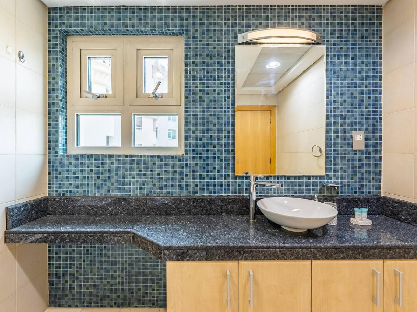 Palm Jumeriah - 4 Bedroom - Beachfront Living Apartment Dubai