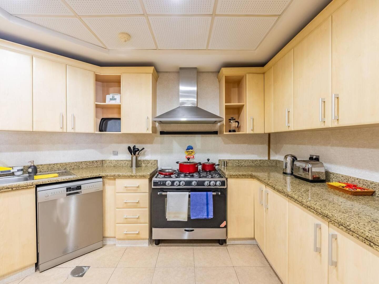Palm Jumeriah - 4 Bedroom - Beachfront Living Apartment Dubai